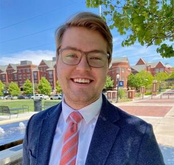 艾萨克•韦斯特法尔 smiling outside on Creighton campus