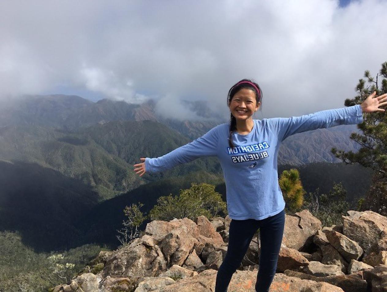 克赖顿女学生在多米尼加乡村山区摆姿势和玩耍.